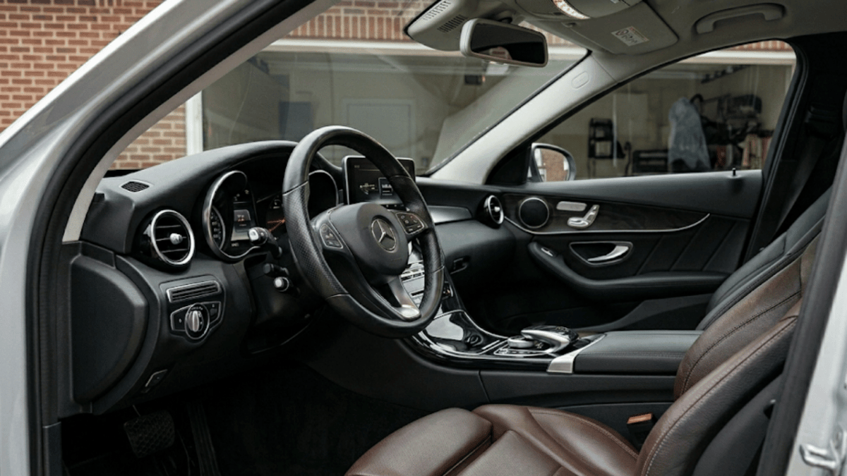 Innenraum-Auffrischung: Cockpit, Leder Stoff perfekt pflegen